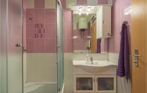 Kúpeľňa v ubytovaní Three-Bedroom Holiday Home Betiga With A Fireplace 02
