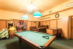 Biliardový stôl v ubytovaní Hotel Grand