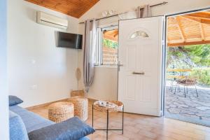 Μια τηλεόραση ή/και κέντρο ψυχαγωγίας στο Sofia apartments Kefalonia