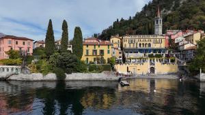 a group of buildings on the shore of a body of water at La Casa di Anna in Varenna