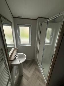 Un baño de Boston Heights Lodge At Glade