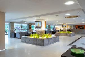 Busca-VidaにあるBahia Plaza Hotelの建物内のロビー(シーティングエリア3つ付)