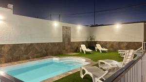 2 Apartamentos Omanai Tenerife surの敷地内または近くにあるプール