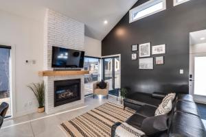 a living room with a couch and a fireplace at White House 843 - 3 chambres - 8 personnes in Saint-Férréol-les-Neiges