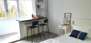Кровать или кровати в номере Castanilor Elite Craiova