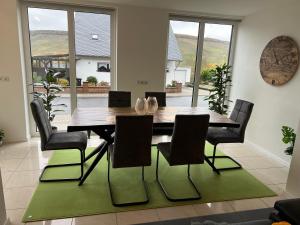a dining room with a wooden table and chairs at Ferienwohnung Goldrausch in Bernkastel-Kues