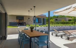 un patio avec une table et des chaises en bois dans l'établissement Villa Povetica, à Poreč