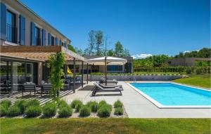 une cour avec une piscine et un parasol dans l'établissement Villa Povetica, à Poreč