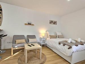 ein Schlafzimmer mit einem Bett, einem Tisch und einer Couch in der Unterkunft Cosy Des Rêves in Villiers-sur-Marne