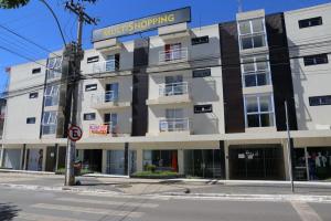 a building on the corner of a street at Apto 352 centro nucleo bandeirant in Brasilia