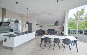 Kuchyň nebo kuchyňský kout v ubytování Three-Bedroom Holiday Home In Glesborg