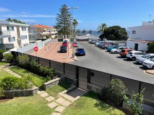 una vista di un parcheggio con auto parcheggiate di San Agustín BeachSun Relax a San Bartolomé