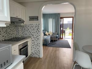una cucina con soggiorno e divano di San Agustín BeachSun Relax a San Bartolomé