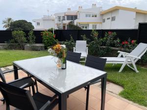 un tavolo bianco e sedie su un patio di San Agustín BeachSun Relax a San Bartolomé Altre 6 foto