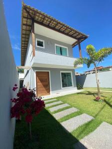 ein weißes Haus mit einer Tür und einem Hof in der Unterkunft Casa em Búzios in Búzios