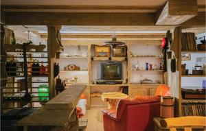 Lounge alebo bar v ubytovaní Three-Bedroom Holiday Home In Grubine