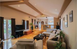 Posedenie v ubytovaní Three-Bedroom Holiday Home In Grubine