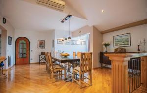 Posedenie v ubytovaní Three-Bedroom Holiday Home In Grubine