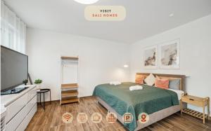 Un dormitorio con una cama y un televisor de pantalla plana. en Sali Homes AM1 Elegant and Stylish Retreat in Heart of Bayreuth, Close to River, en Bayreuth