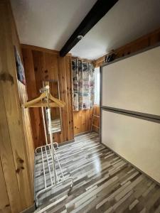 Habitación con puerta corredera y pantalla en estudio muy acogedor, en Sierra Nevada