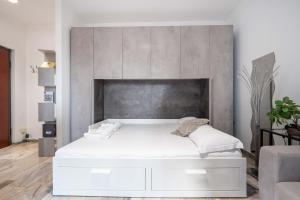 Rúm í herbergi á Suite 12 Milano centro parking free