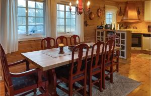 Un comedor con mesa y sillas de madera. en 4 Bedroom Stunning Home In Sjusjøen, en Sjusjøen