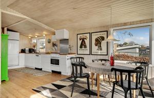 Η κουζίνα ή μικρή κουζίνα στο 3 Bedroom Beautiful Home In Rønde