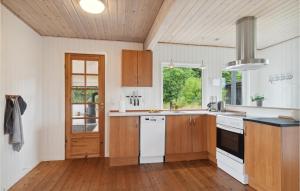 eine Küche mit weißen Geräten und Holzböden in der Unterkunft 3 Bedroom Beautiful Home In Ebeltoft in Ebeltoft