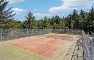 Tenis a/nebo squash v ubytování Amazing Home In Blokhus With Wifi nebo okolí