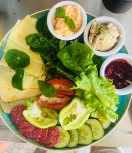 Jedlo v ubytovaní bed & breakfast alebo blízkom okolí