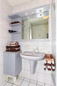 Ένα μπάνιο στο Bensersiel Ferienwohnung Matrose mit Balkon und Garten +9 φωτογραφίες