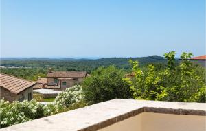 une vue d'une ville depuis le toit d'une maison dans l'établissement Villa Flower, à Sveti Lovreč Pazenatički