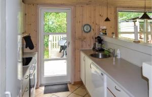 Kuchyň nebo kuchyňský kout v ubytování Holiday Home Tranebærvej Ålbæk V