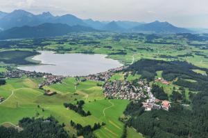 an aerial view of a town and a lake at Ferienwohnungen Hopfensee in Füssen
