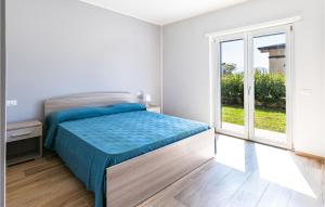 カザール・ヴェリーノにあるAwesome Apartment In Casalvelinoのベッドと窓のある白い寝室