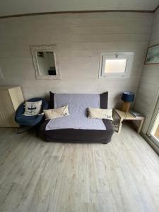 Sainte-Soulleにあるfleur de selのベッドと椅子のある小さな寝室 +11枚の写真