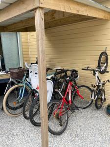 Sainte-Soulleにあるfleur de selの車庫の隣に駐輪する自転車