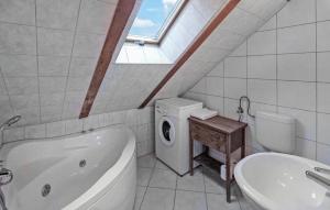 a bathroom with a sink and a washing machine at Ferienwohnung Grünow in Grünow