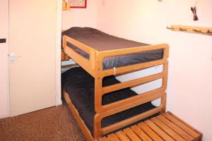 a pair of bunk beds in a small room at Résidence L'oustal - Grand studio 4 personnes MAE-4024 in Le Mélézet