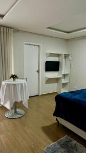 TV a/nebo společenská místnost v ubytování POUSADA DONATELLA Modernidade e conforto para noites tranquilas