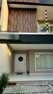 巴拉那瓜POUSADA DONATELLA Modernidade e conforto para noites tranquilas的一座建筑,上面有门标