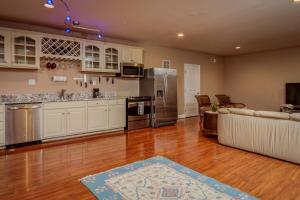 een grote keuken met houten vloeren en roestvrijstalen apparatuur bij Great value 2 bedroom 1 bath in Manassas