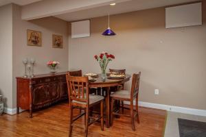 een eettafel met stoelen en een vaas met bloemen bij Great value 2 bedroom 1 bath in Manassas