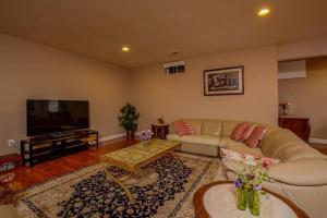 een woonkamer met een bank en een flatscreen-tv bij Great value 2 bedroom 1 bath in Manassas +6 foto's