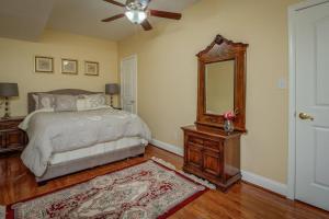 een slaapkamer met een bed met spiegel en een ladekast bij Great value 2 bedroom 1 bath in Manassas