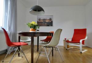 a dining room with a table and four chairs at Ferien-und Monteurwohnung 'Friedersdorfer Mühle' in Pressig
