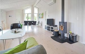 ヴィデ・サンデにあるHoliday Home Hvide Sande With A Fireplace 3のリビングルーム(暖炉、ソファ、テーブル付)