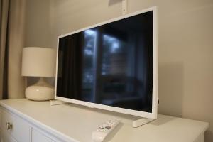 TV a/nebo společenská místnost v ubytování Nad Zalewem w Serocku z siłownią