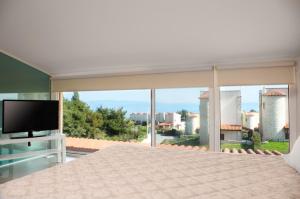 Μια τηλεόραση ή/και κέντρο ψυχαγωγίας στο Villa JASMINE with private pool