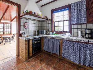 Kuchyň nebo kuchyňský kout v ubytování holiday home, Puntallana